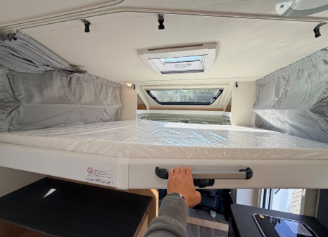 Sunlight T58 Adventure con cama abatible para 4 personas. - Imagen 7