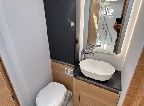 Adria Matrix 670 con cama para 5 personas. - Imagen 5