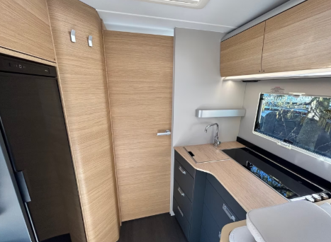Adria Matrix 670 con cama para 5 personas. - Imagen 6